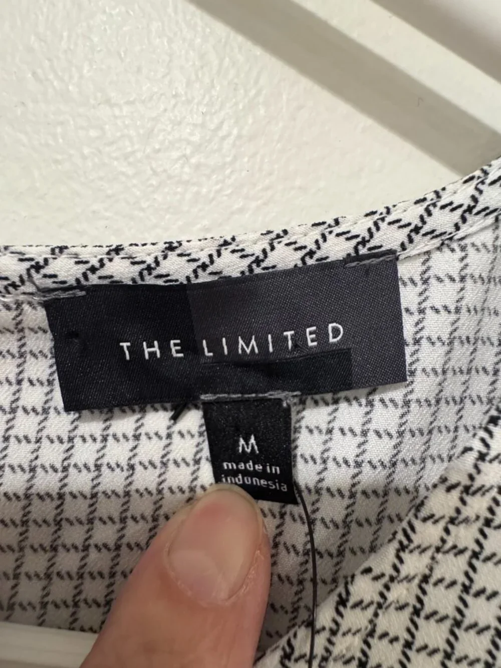 The Limited Sleeveless Checkered Blouse – Size M 🔥